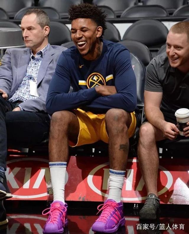 不是队服是奥运照！樊振东12月赛程海报引爆“情怀杀”（樊振东12月赛程海报用奥运照而非队服，引爆回忆杀）