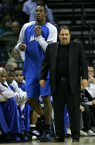 阿尔维斯再度现身宗教场合，拿起麦克风向信徒们传教（阿尔维斯再现宗教活动现场，手持麦克风向教众布道）