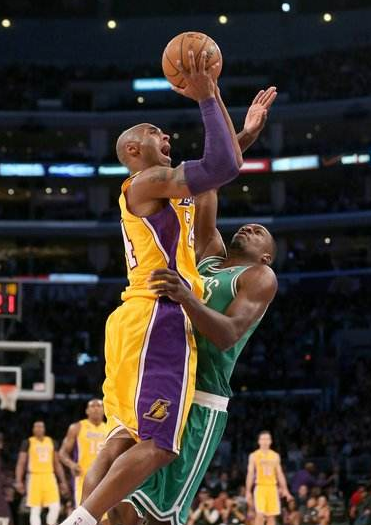 半场战报：格拉斯哥流浪者0-2罗马，佩莱格里尼、苏莱破门（半场：罗马2-0领先格拉斯哥流浪者，佩莱格里尼与苏莱建功）