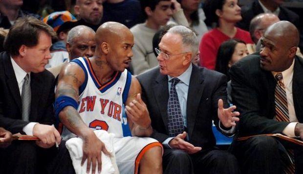 记者晒视频：钟义浩现场观看海牛比赛，海牛进球后他兴奋鼓掌（记者晒视频：钟义浩现场观战海牛，破门瞬间激动鼓掌）