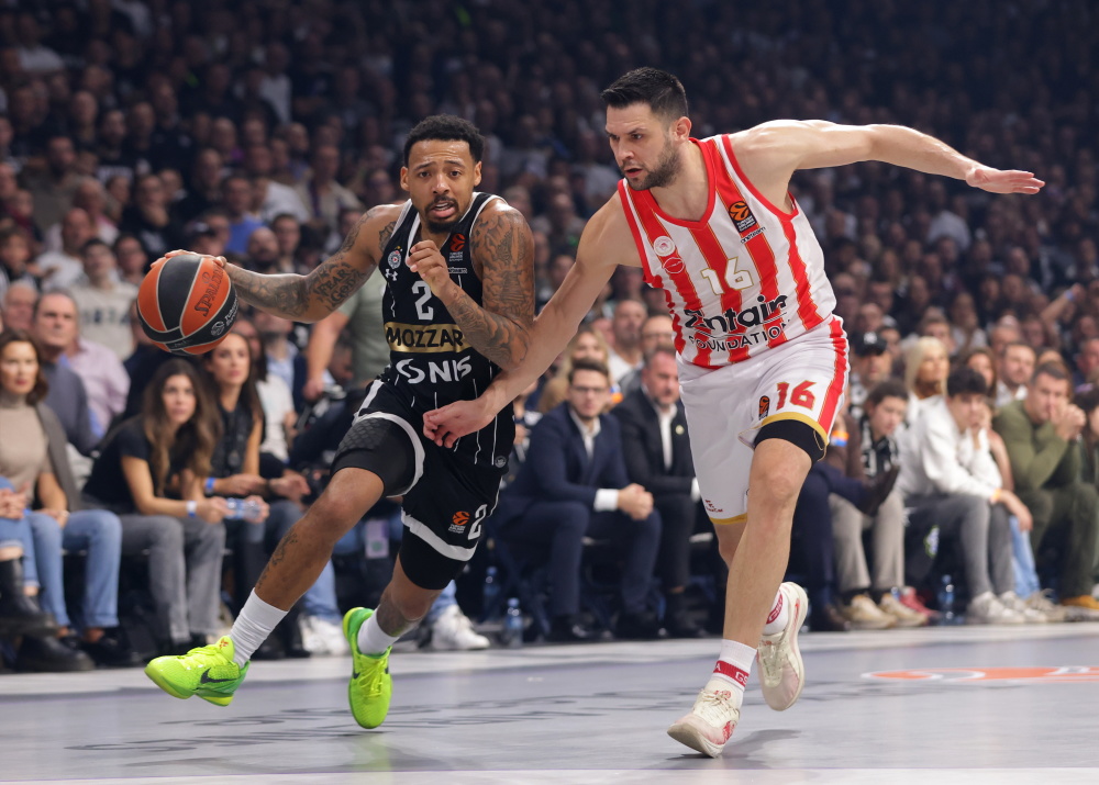 足球国足新星连续两轮破门，迅速走红（国足新秀两轮连破门，火速走红）